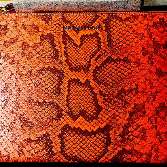 MICHAEL KORS EMBOSSED LEATHER CLUTCH WRISTLET(NWT) - Picture 4 of 10